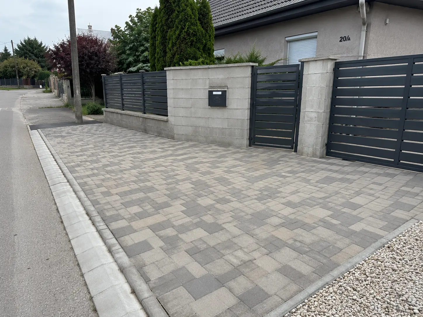 Terhelhető kocsibeálló térkövezés